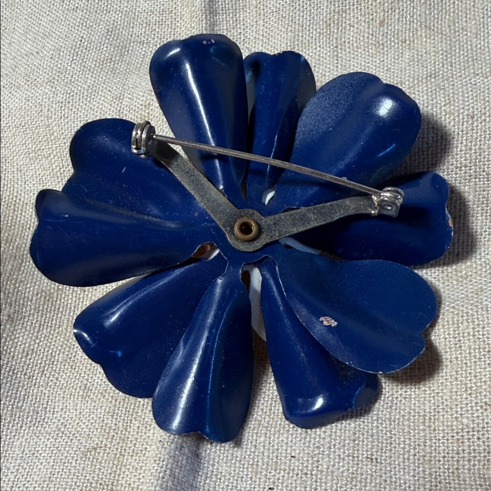 Patriotic Blue, White & Red Enamel Flower Power Brooch. WA550 - Picture 4 of 4